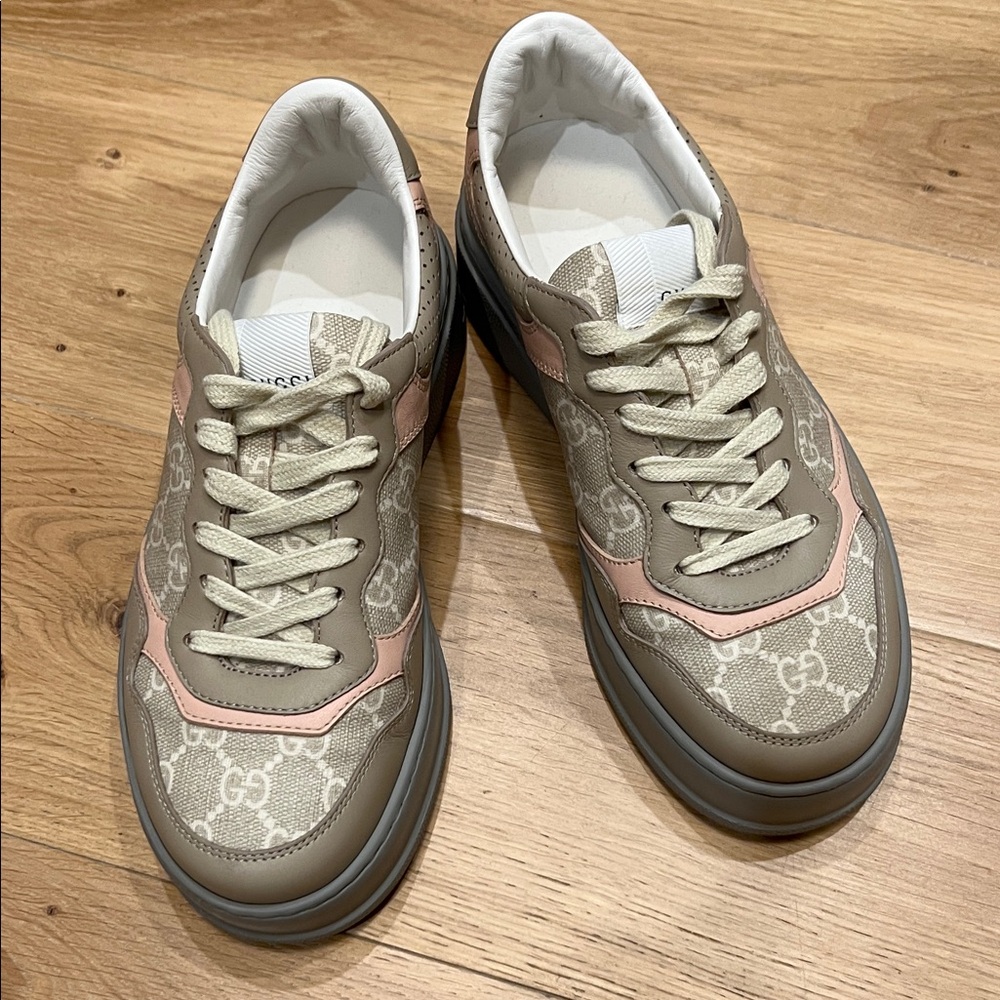 NEW Gucci Taupe and Blush Logo Sneakers